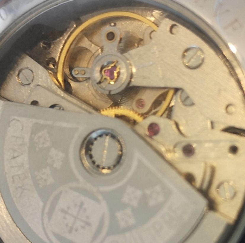 Relógio Patek Philippe com duplo horário.