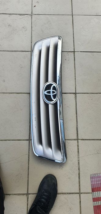 Решётка tayota avensis verso t22