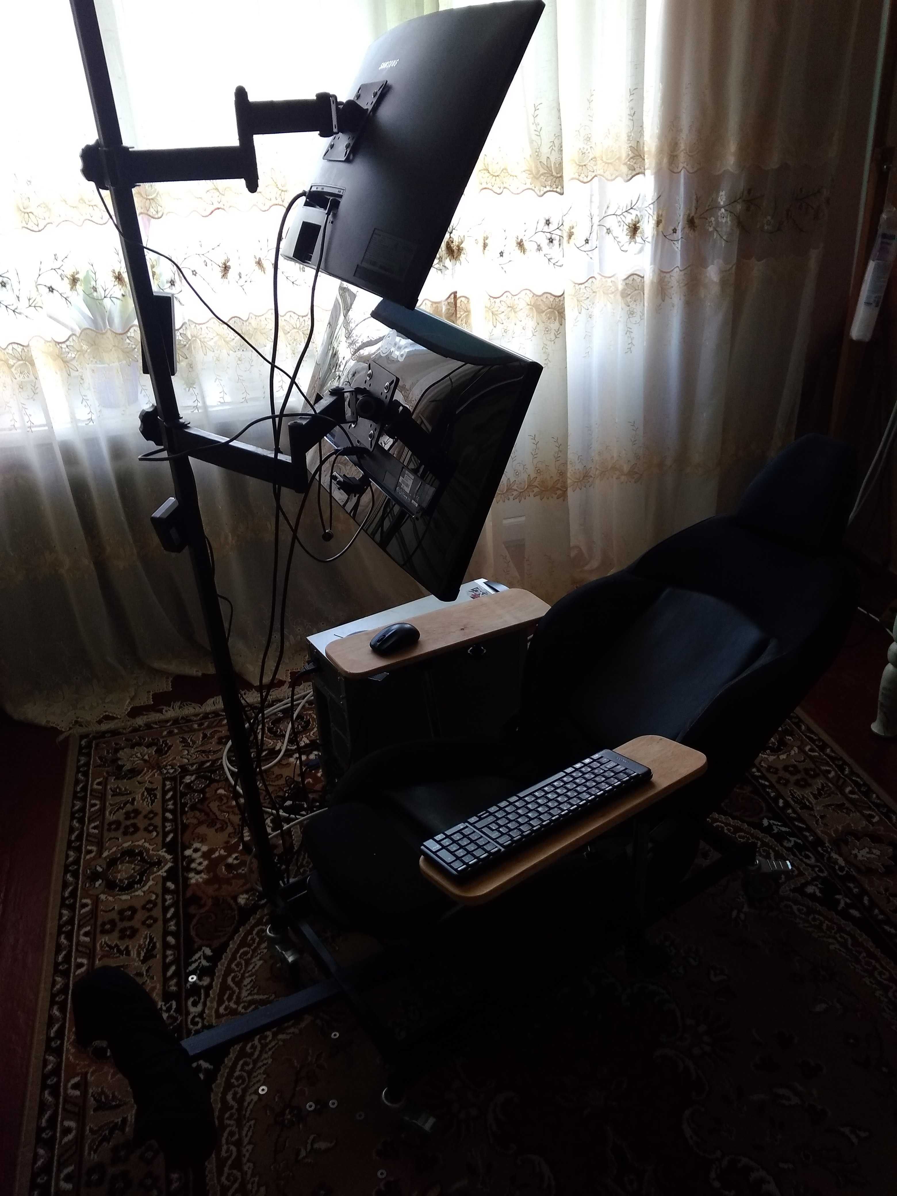 Комп'ютерне крісло ! З кріпленням для двох моніторів