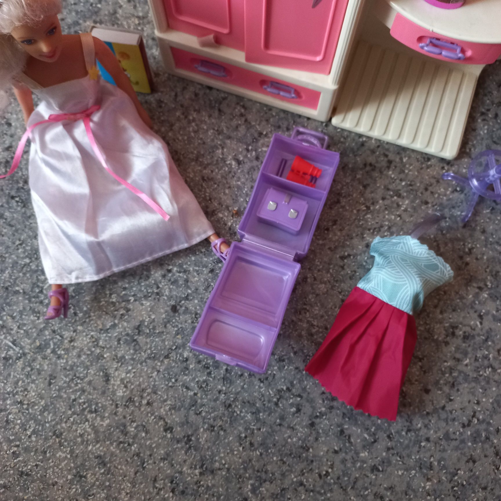 Шкаф с аксессуарами и куколкой  Барби