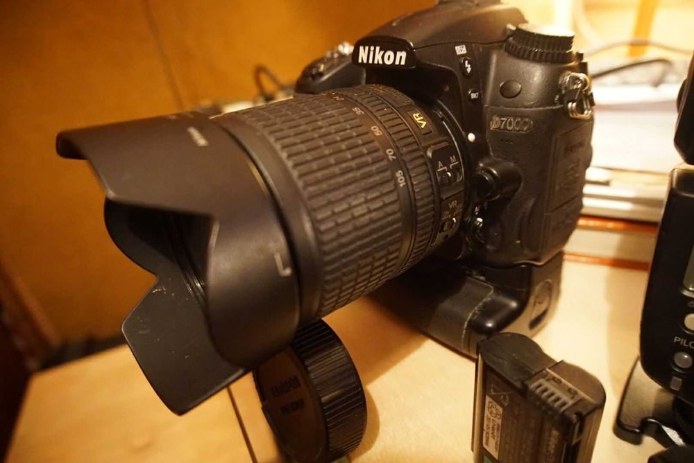 Nikon D7000  + lente + battery pack + carregador + 3 baterias.