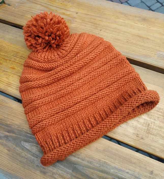 В'язана власноруч шапка