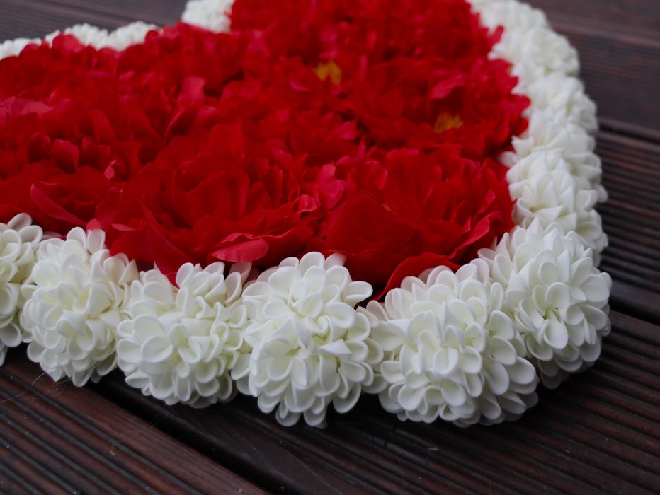 Duże serce z kwiatów na grób, wieniec, róże czerwone, białe, wiązanka