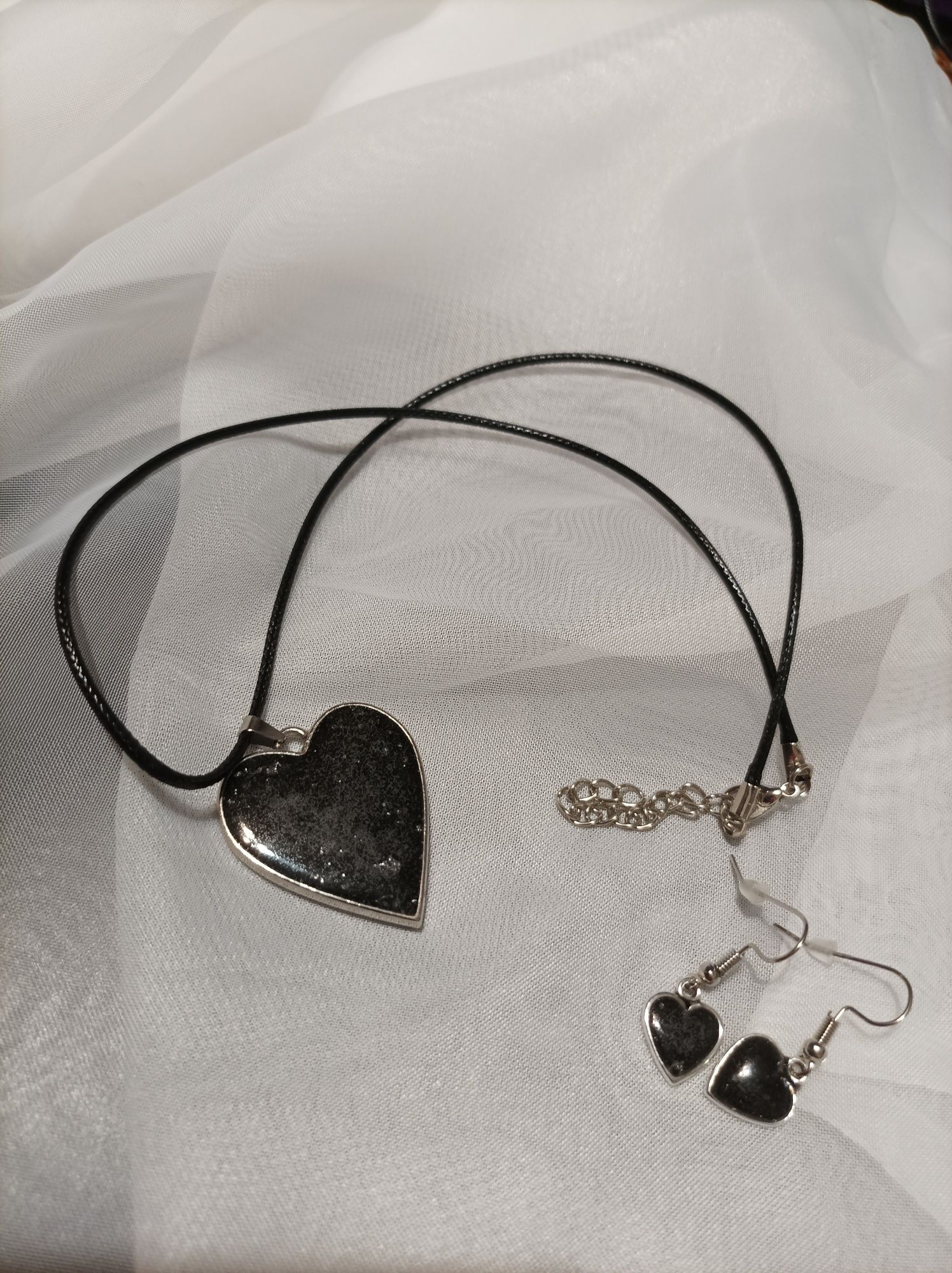 Komplet Naszyjnik+ kolczyki czarne w ramce koloru srebra serce