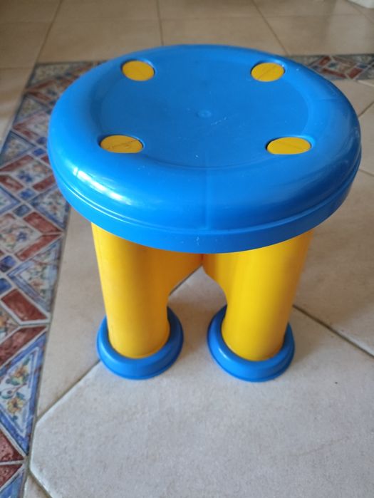 Banco em de plástico para crianças