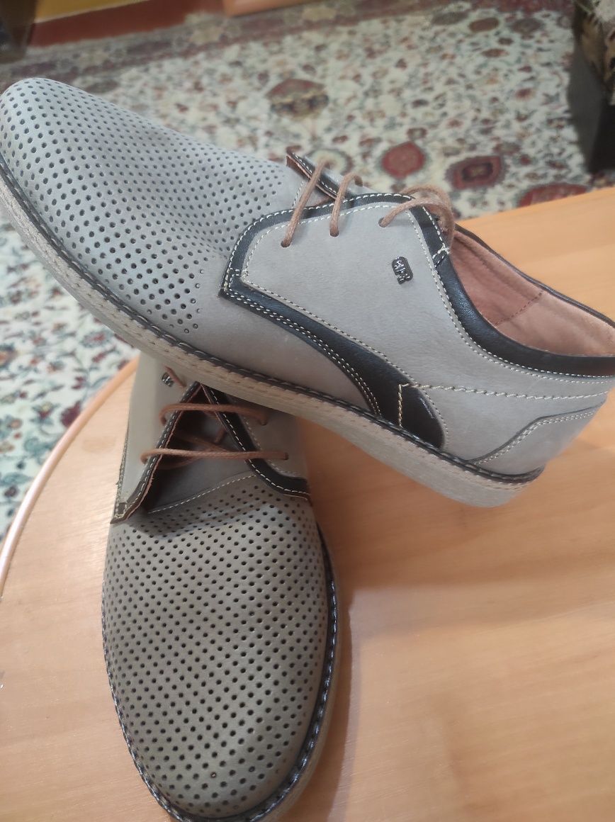 Продаться чоловіче взуття