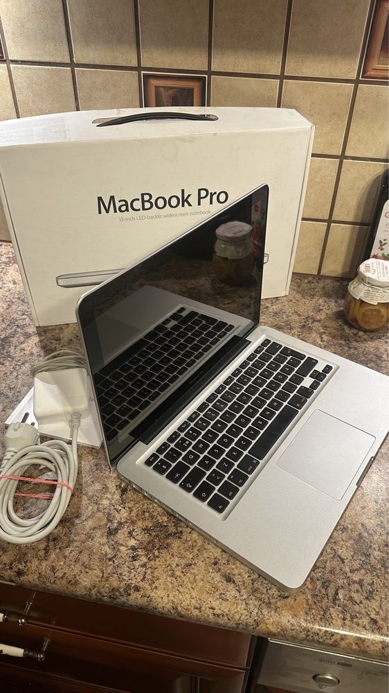 Laptop MacBook APPLE i5 + ładowarka - super stan!