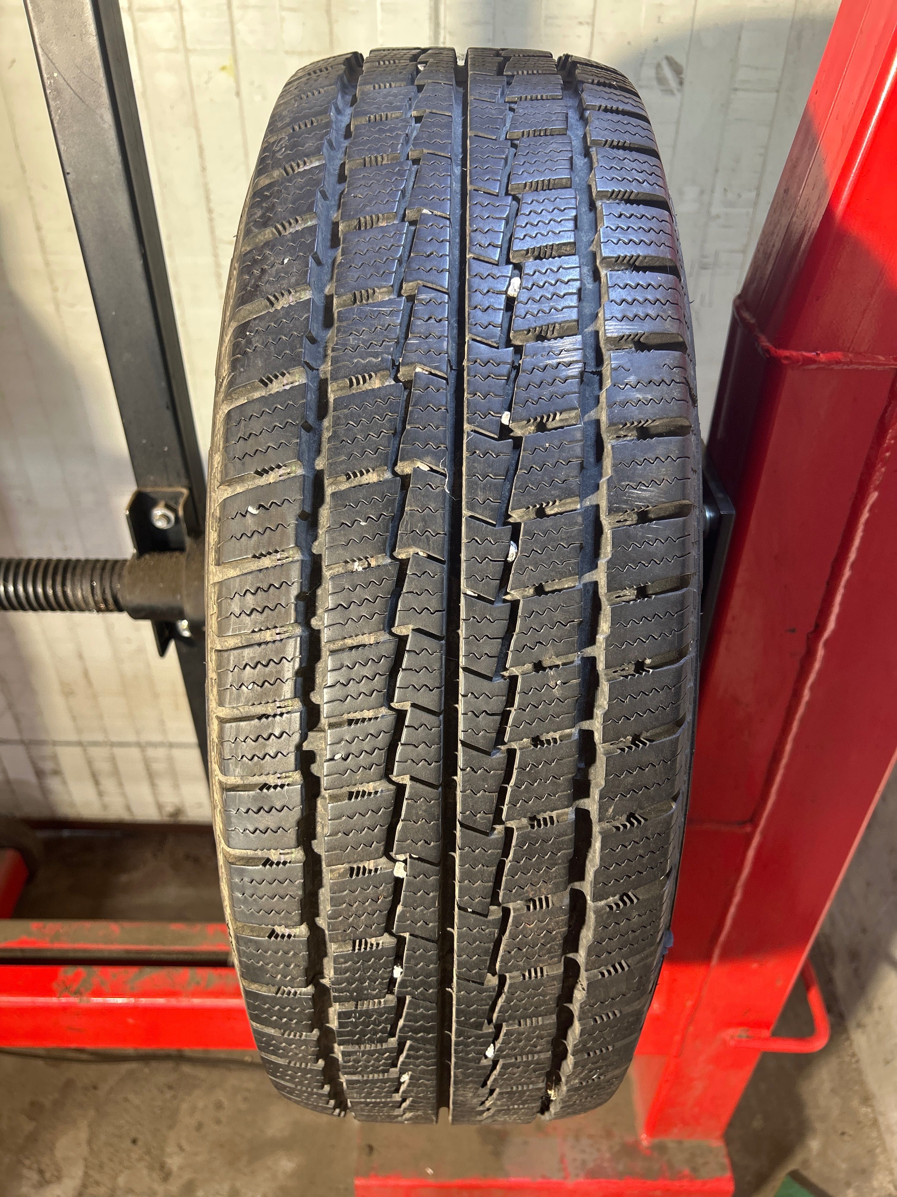 Hankook Winter Rw06 215/65/16c 109/107R