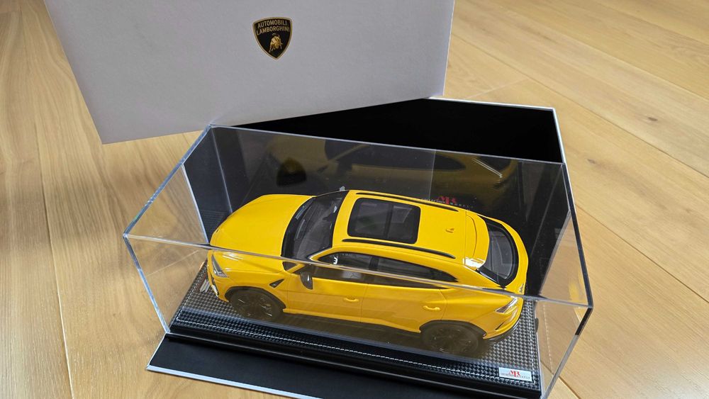 Lamborghini Urus 2022 MR COLLECTION MODELS 1:18