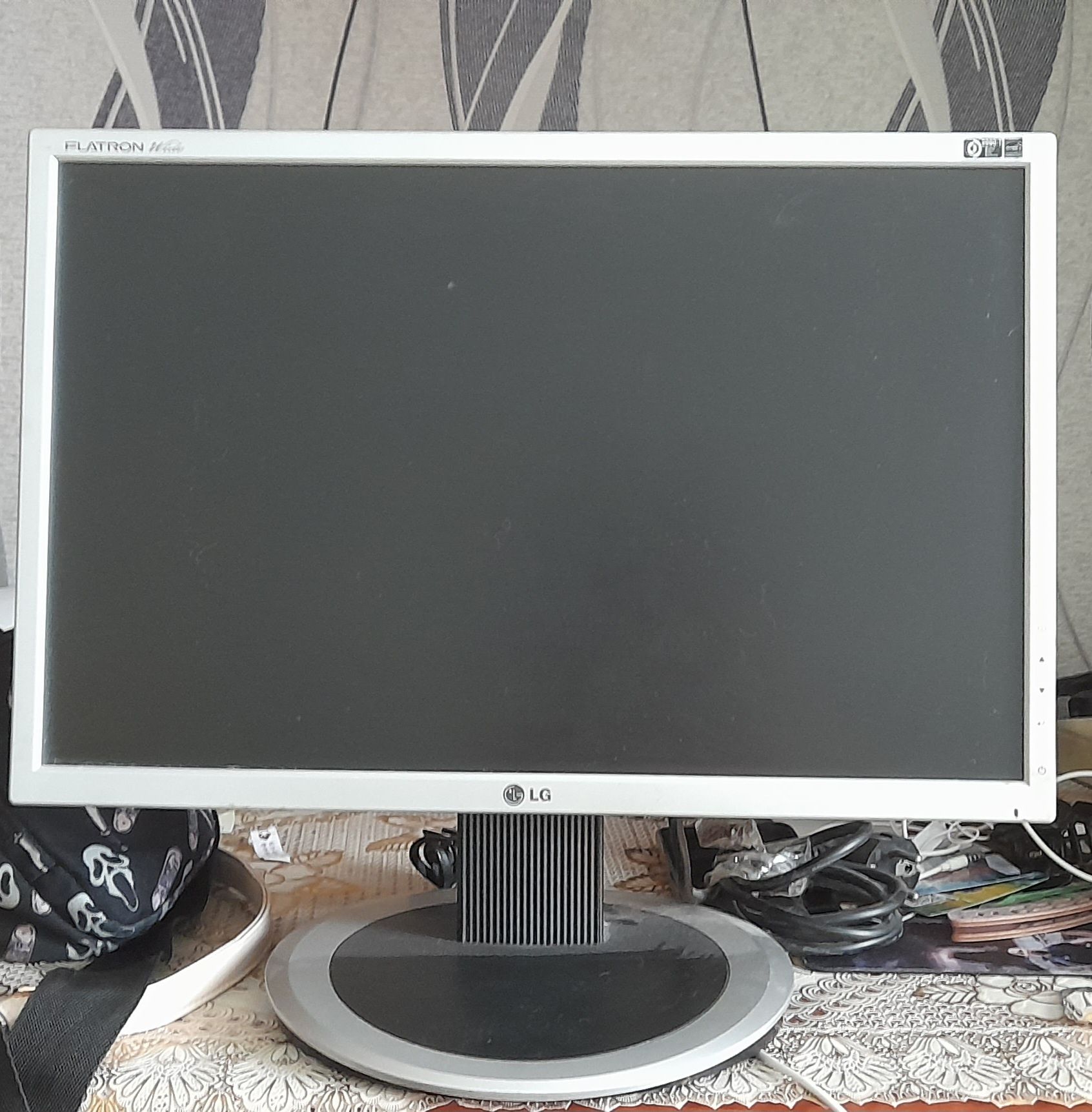 монитор LG Flatron L194WT
