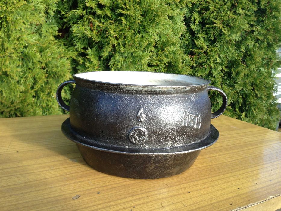 Stary garnek żeliwny sagan.