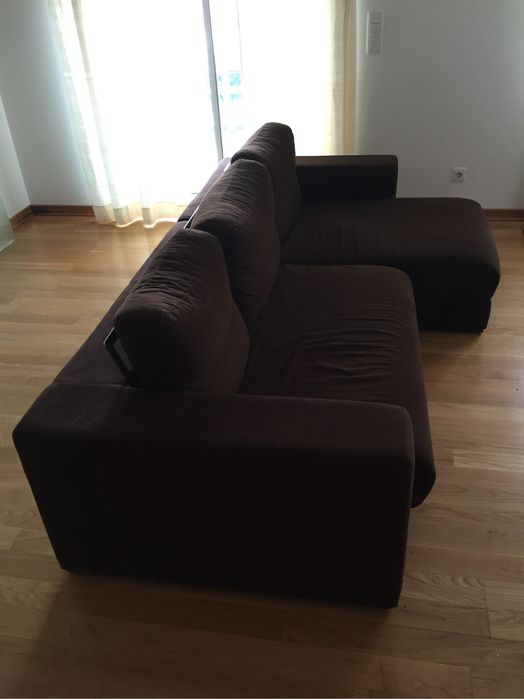Sofa castanho em tecido veludo com chaise long