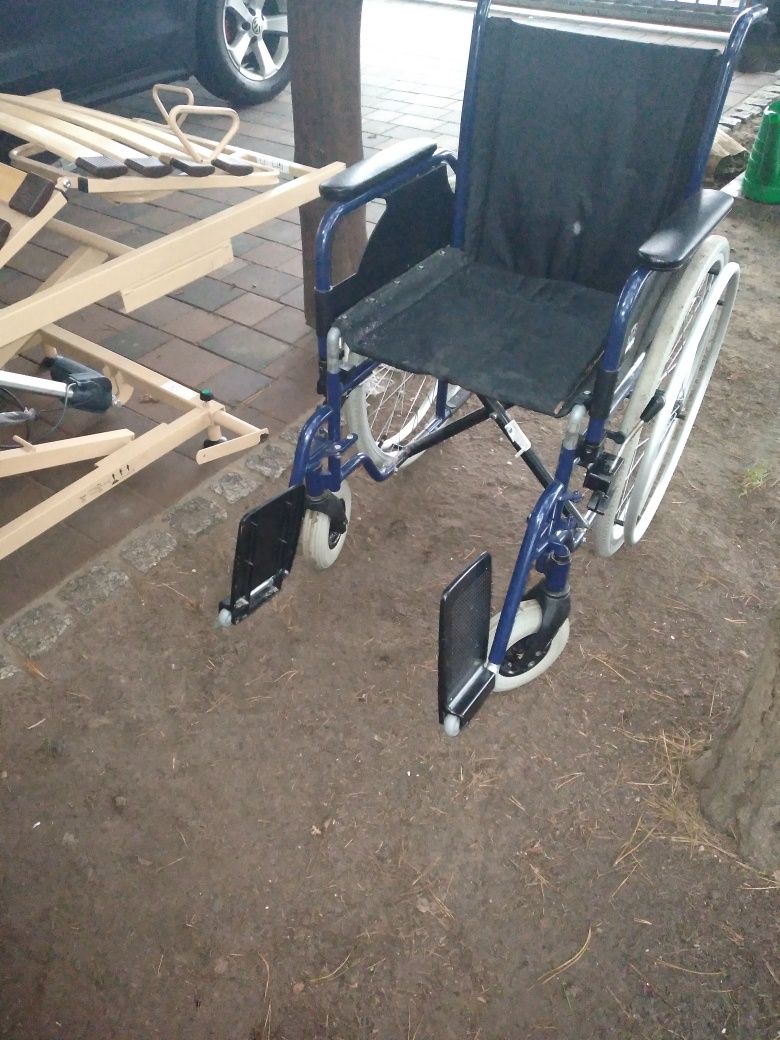 Wózek inwalidzki  i  łóżko rehabilitacyjne