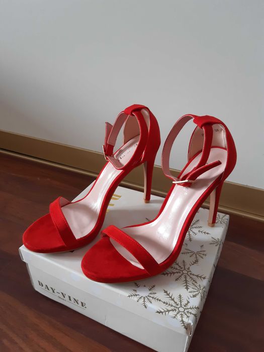 Czerwone sandały na szpilce