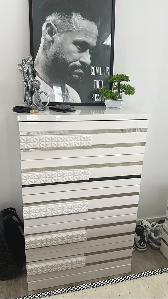 Quarto Completo – Cama King 180x200 + Colchão + Mesas de Cabeceira
