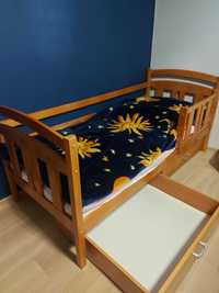 Piękne drewniane łóżko dziecięce