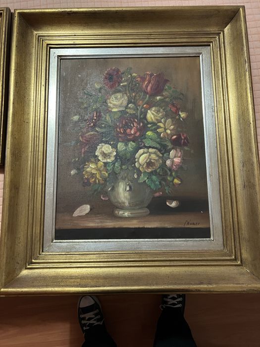 Qadro com motivo flores em moldura dourada