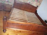 Drewniane duże łóżko