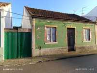 Moradia térrea com quintal dentro da cidade