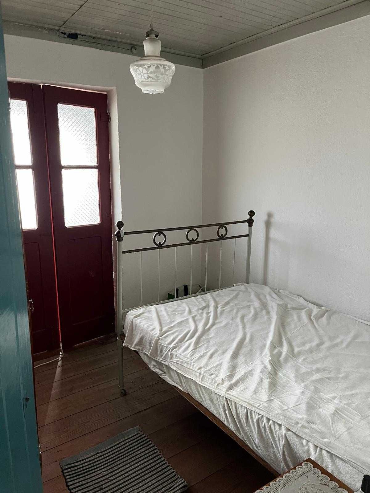 Alugo casa ou quartos