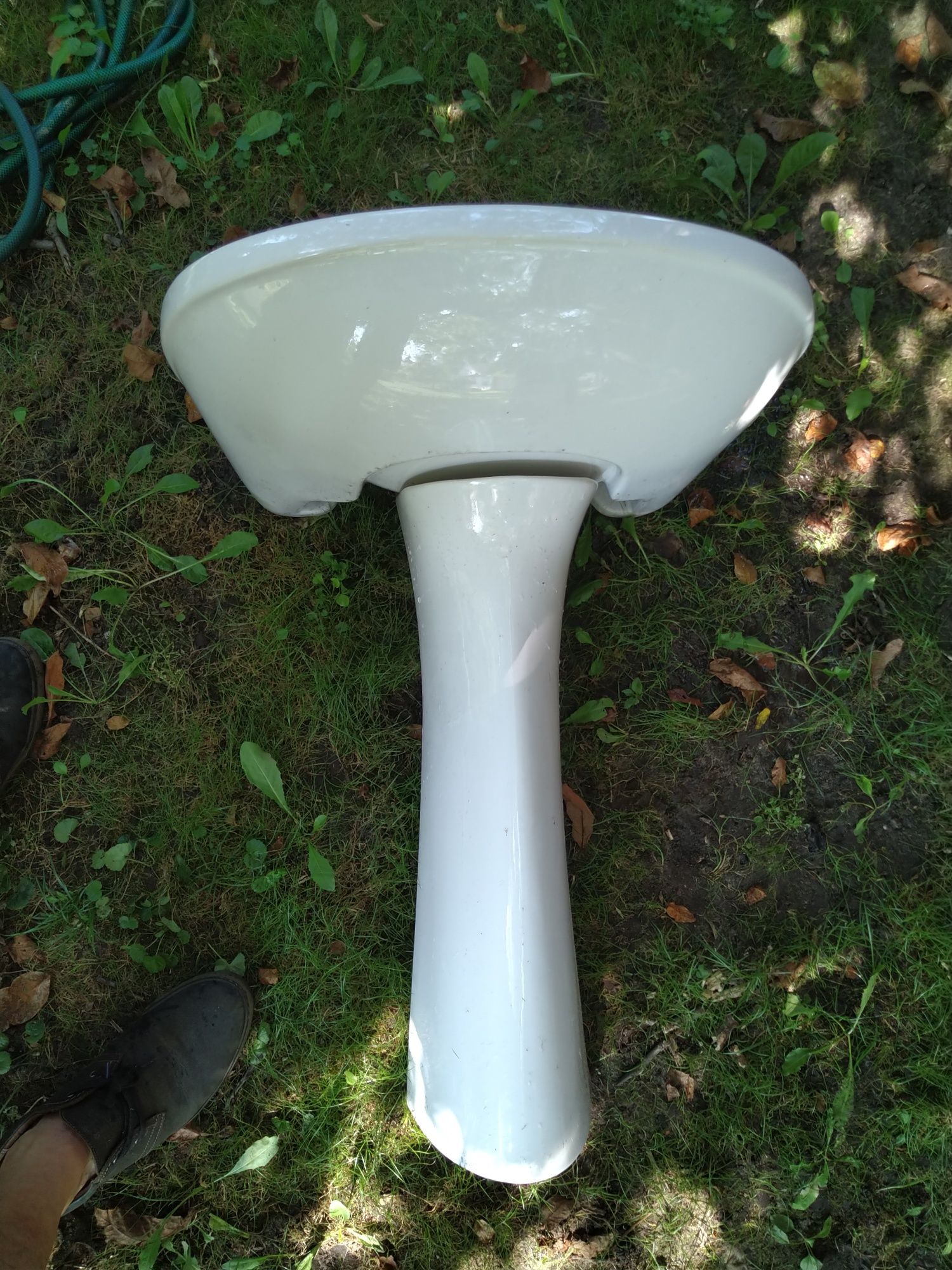 Umywalka z podstawą i baterią z wezami