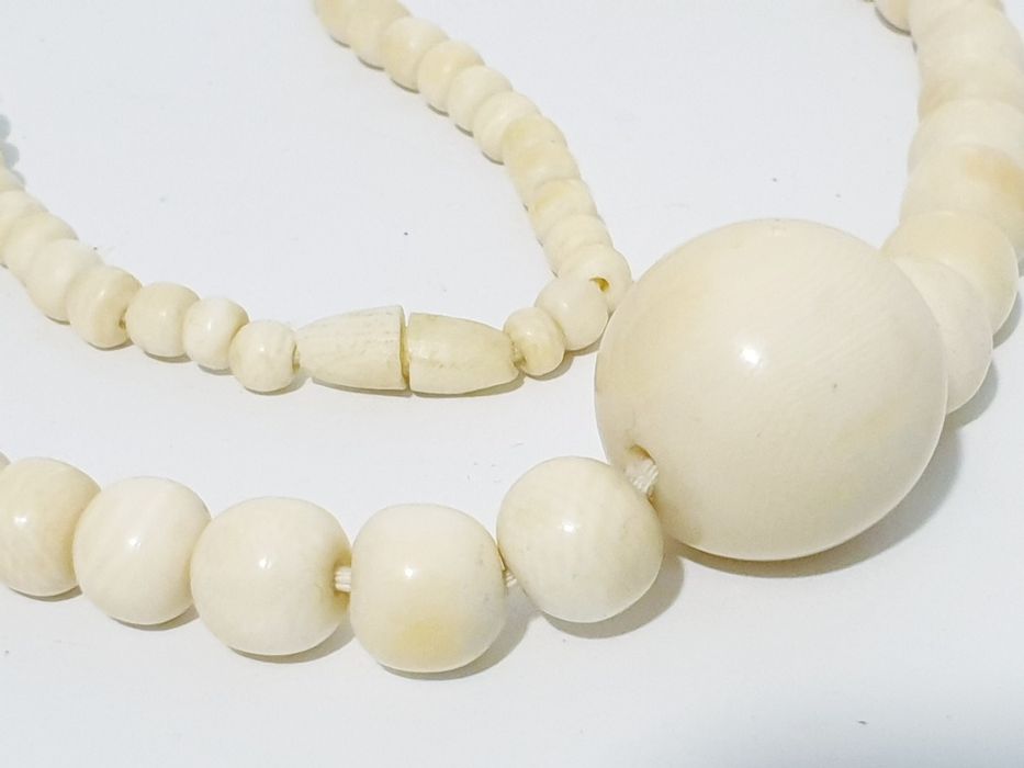 Lindo, precioso antigo colar esculpido