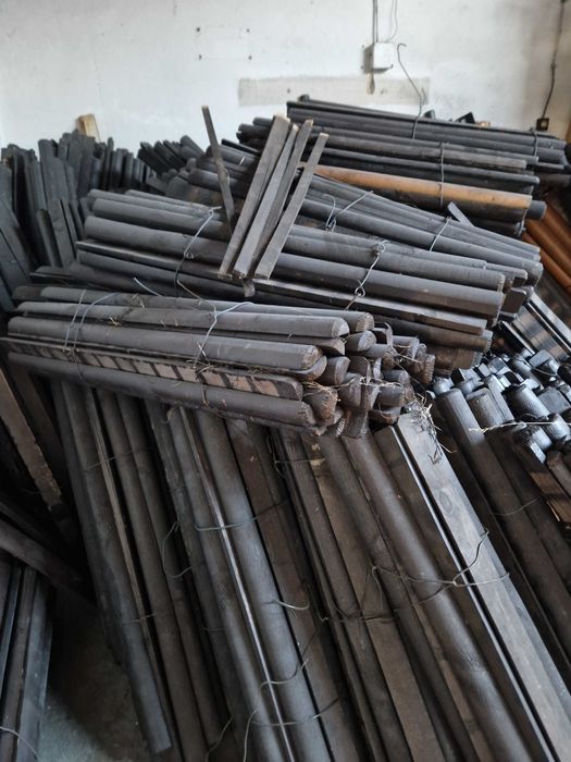 Półwałki, wałki, słupki, palisada drewniana, ogrodzenie, sztachety