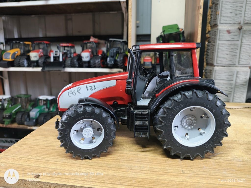 Bruder traktor valtra