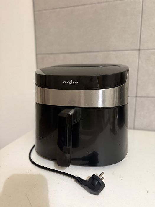 Air fryer preta (conecta Bluetooth)