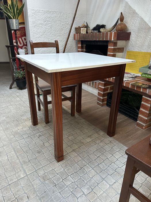 Diversas Mesas e bancos