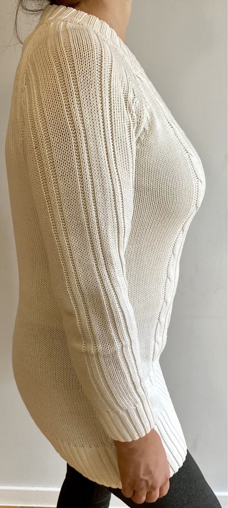 Kremowy sweter ze wzorem