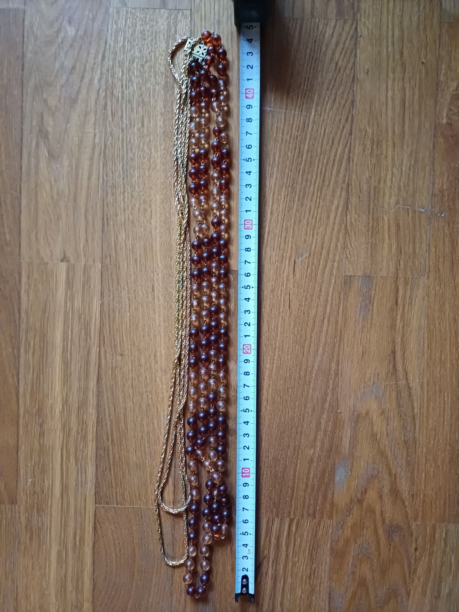 Lindíssimo colar de contas de estilo vintage, de tons dourado/castanho
