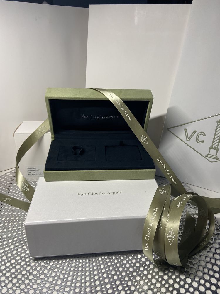 Скидка . Коробка Van Cleef для кольца, сережек и браслета.