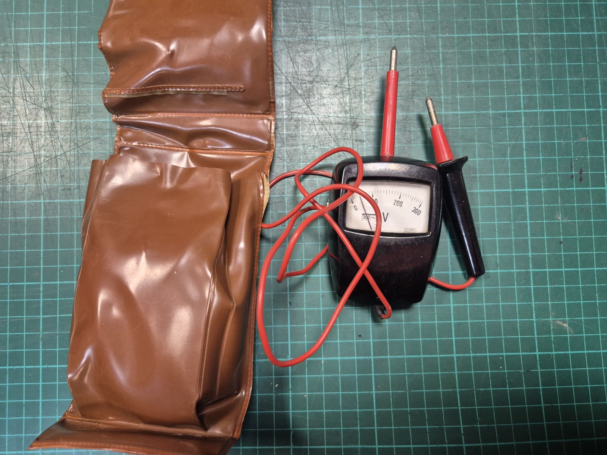 Miernik Voltomierz Lumel + etui