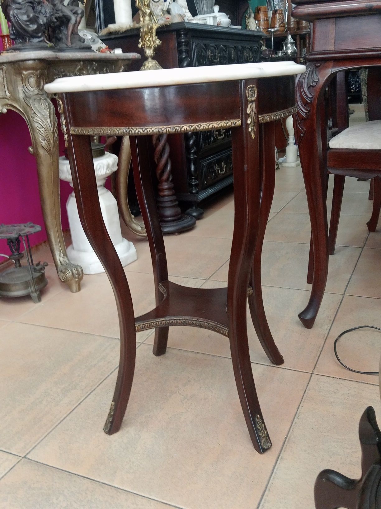 Mesa de apoio com pedra mármore
