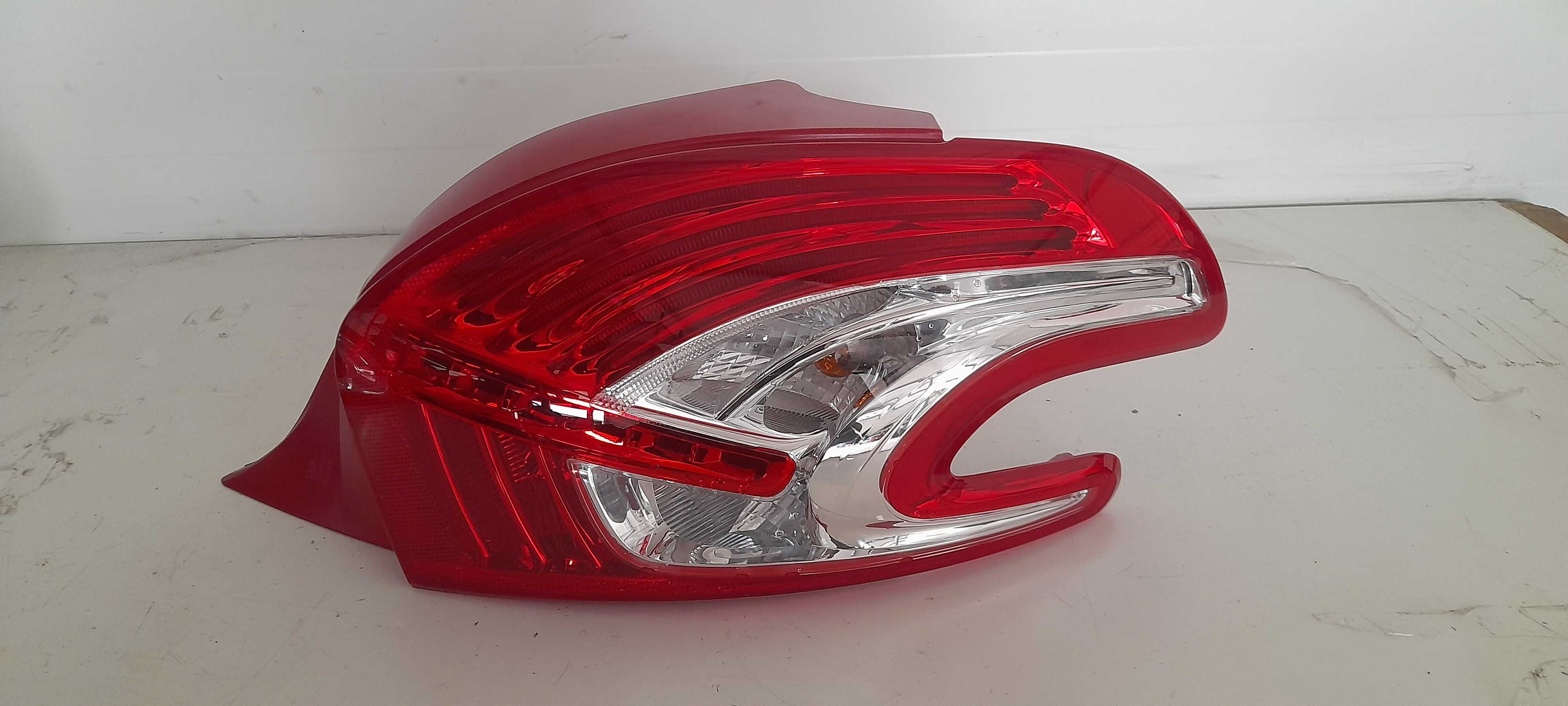 Lampa prawy tył peugeot 208