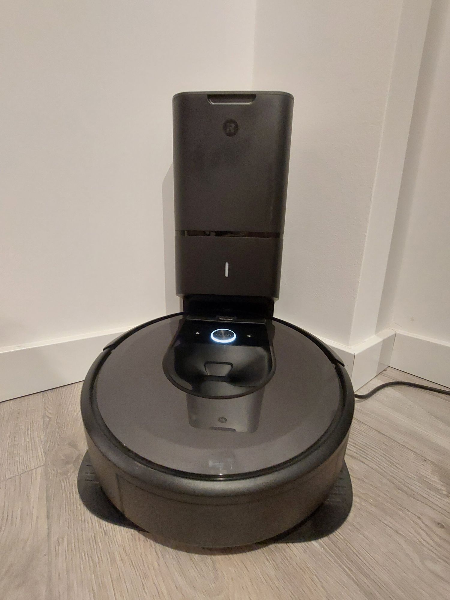 IRobot Roomba i7 + com central de descarga automática