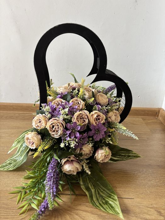 Stroik na cmentarz - koszyk w kształcie serca