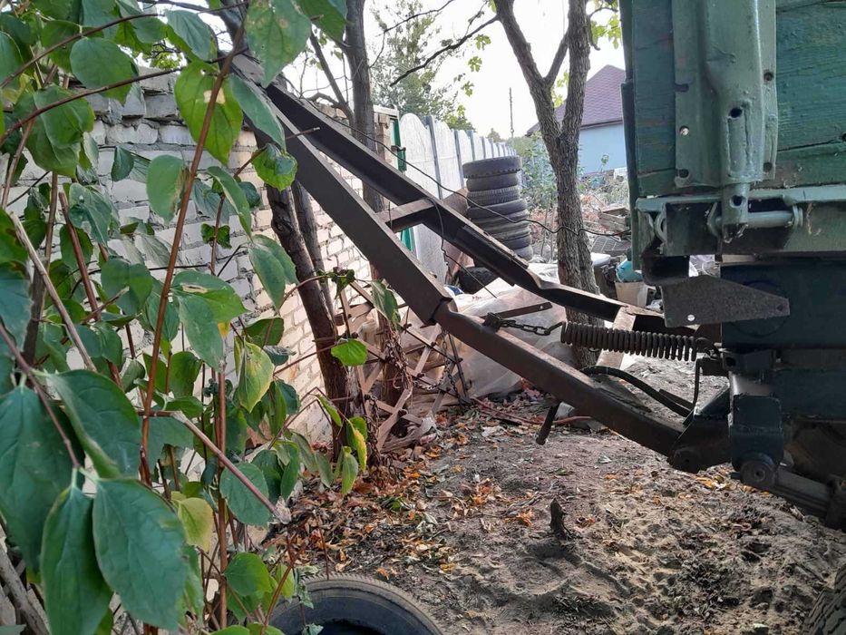 Тракторний причіп двовісний самоскидний на три сторони