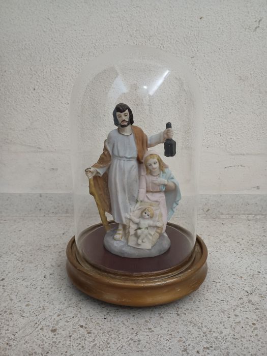 Belíssima sagrada família em marfinite com  redoma  em vidro e base em