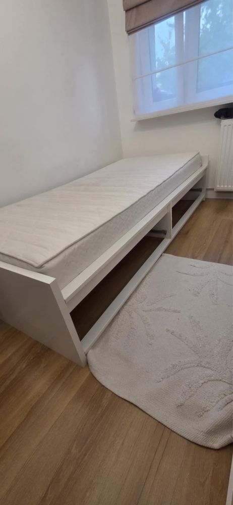 Białe łóżko pojedyncze IKEA z czarnymi szufladami 90x200 cm