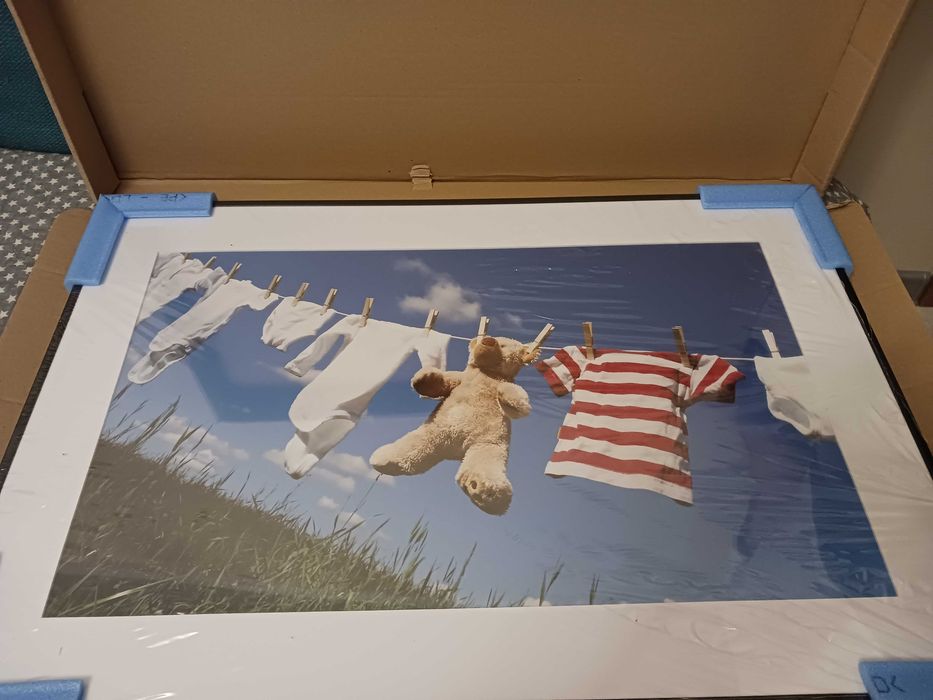 Obraz: Ubrania dla dzieci i miś wiszą na sznurku, 60 x 40 cm Nowy