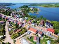 Środkowy segment (lokal + mieszkanie) plus budynek gospodarczy.