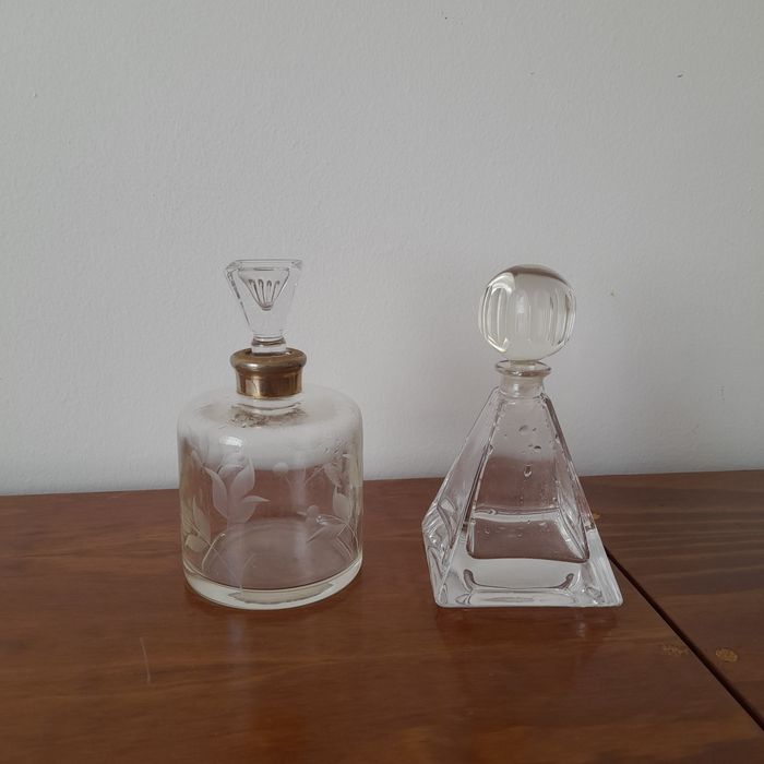 Cinzeiros pousadas e frascos de cristal