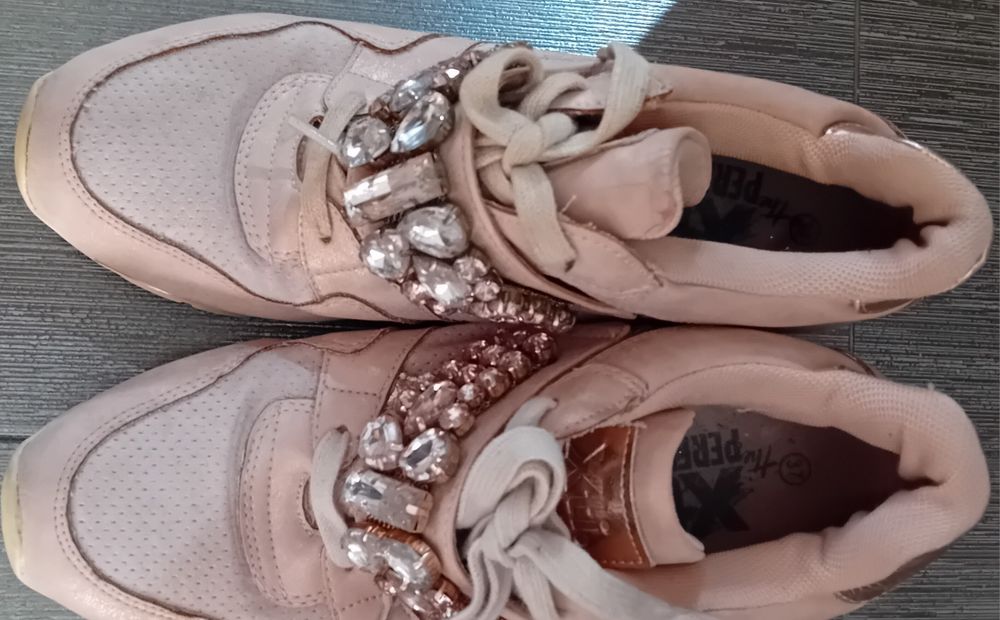 Vendo sapatilhas como novas.37.38.