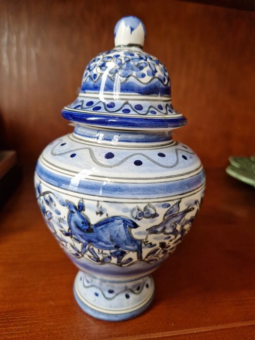Pote cerâmica azul e branca.pintado à mão.