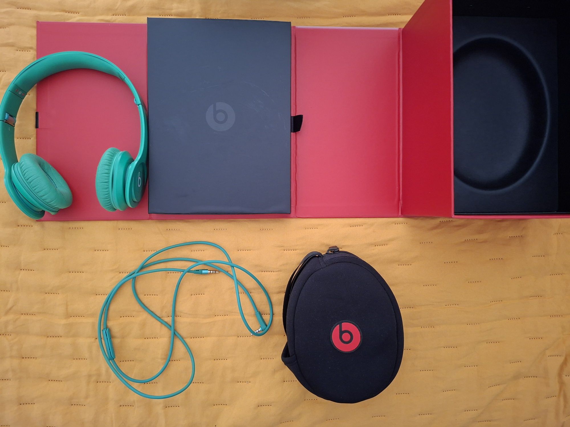 Beats solo HD verdes com todos os acessorios