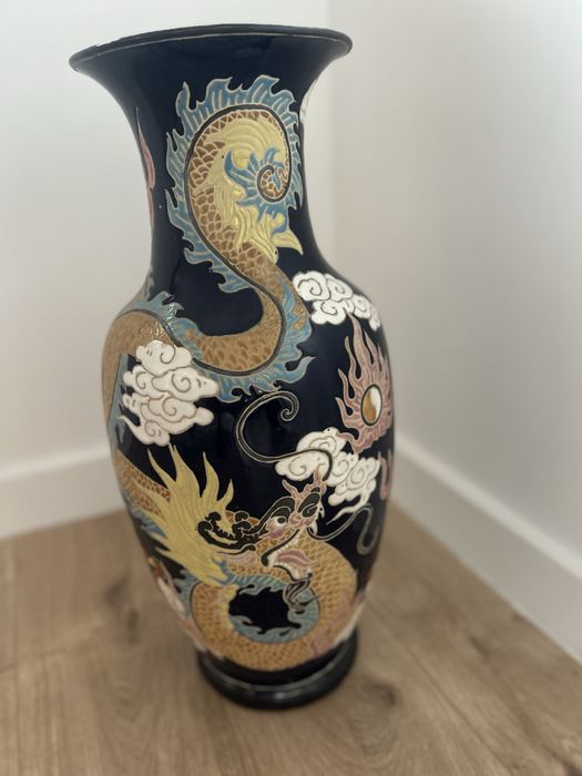 Wazon z motywem smoków