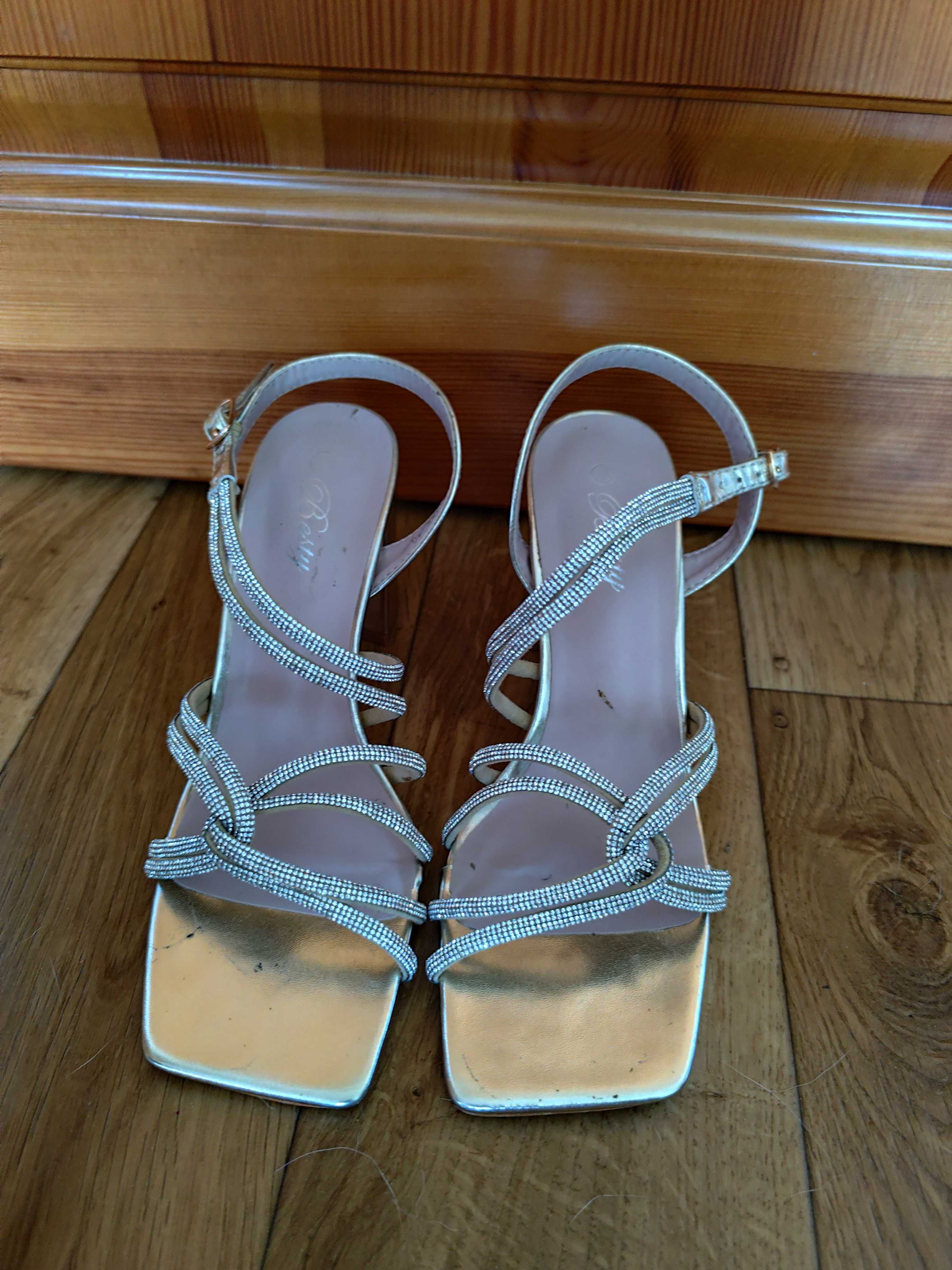 Piękne złote buty sandały na słupku z cekinami born2be