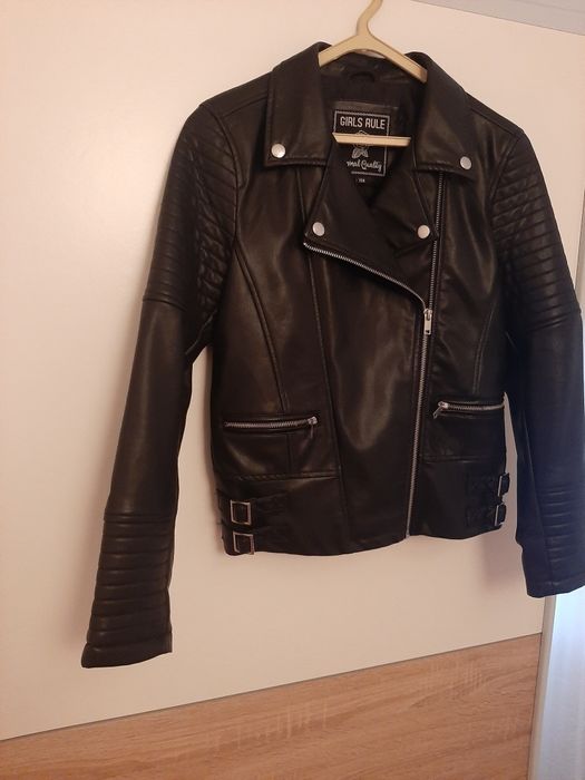 Blusao preto napa criança tamanho 158(9/10anos) em bom estado.